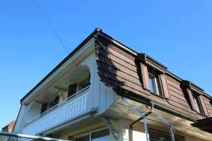Renovierte Oberseite und Balkon des Hauses