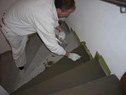 Der Bodenbelag fugenlos wird durch unseren Malermeister gespachtelt.